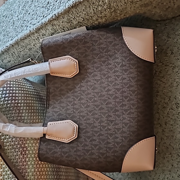 Michael Kors purse - Picture 2 of 5